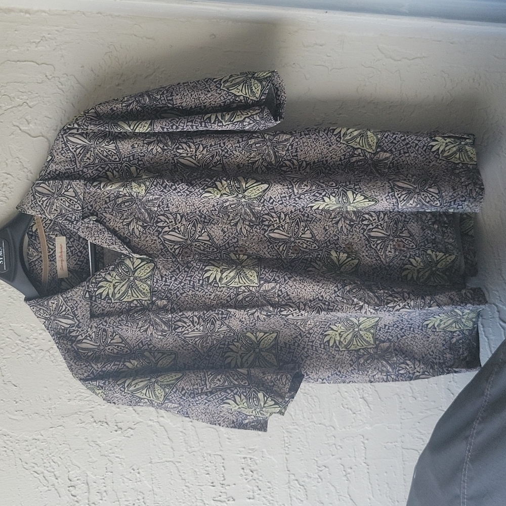 Tommy Bahama mens button shirt